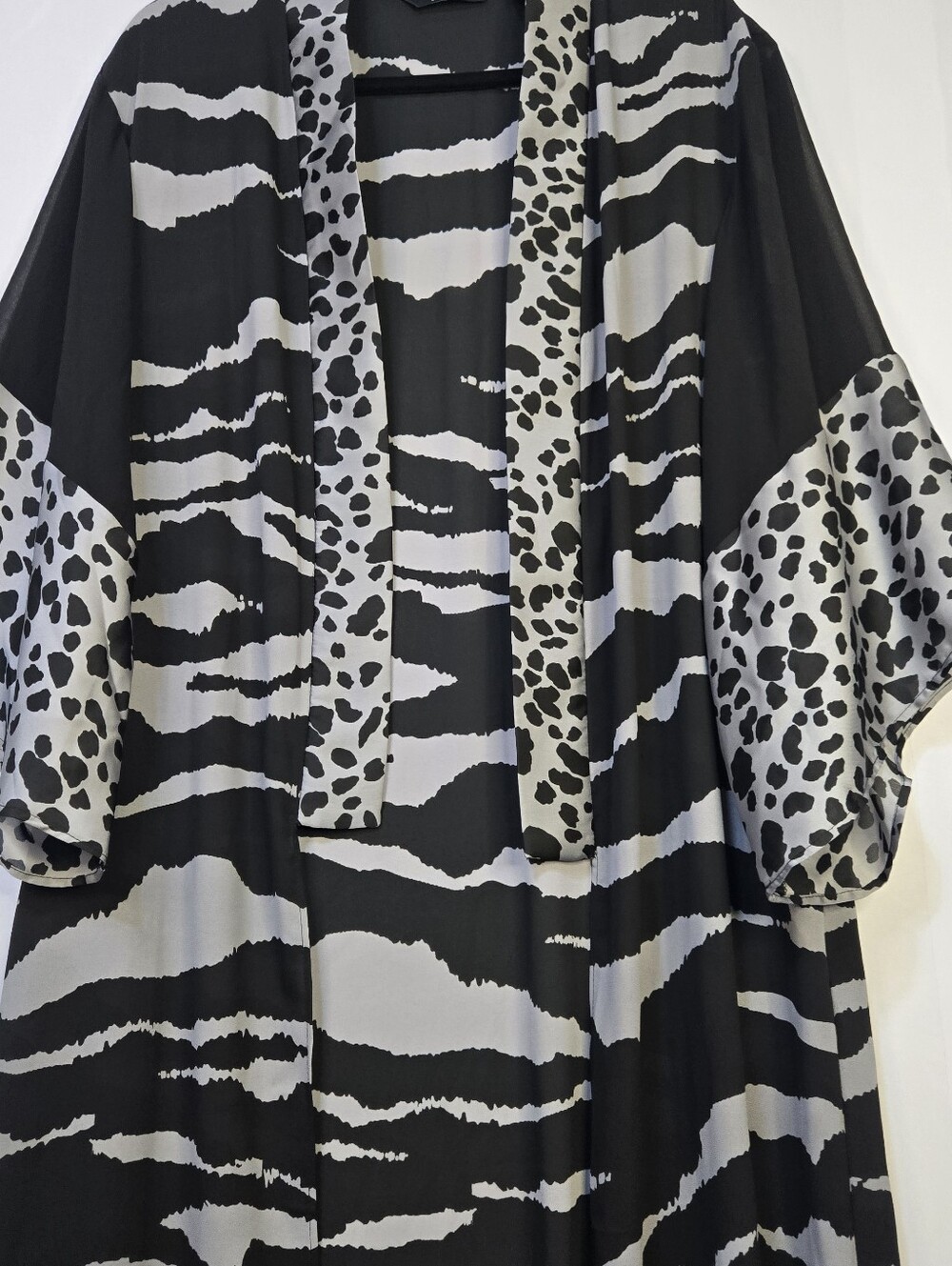 Dennis Basso Size XS Black&Silver Animal-Print Robe/kimono/Beach Cover-up - Picture 8 of 13